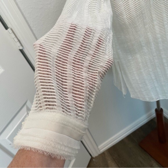 Mossimo Dutti White Unique Cut Out Design Cuff Accent V Neck Top Sexy Glam SZ 8 - Picture 4 of 11